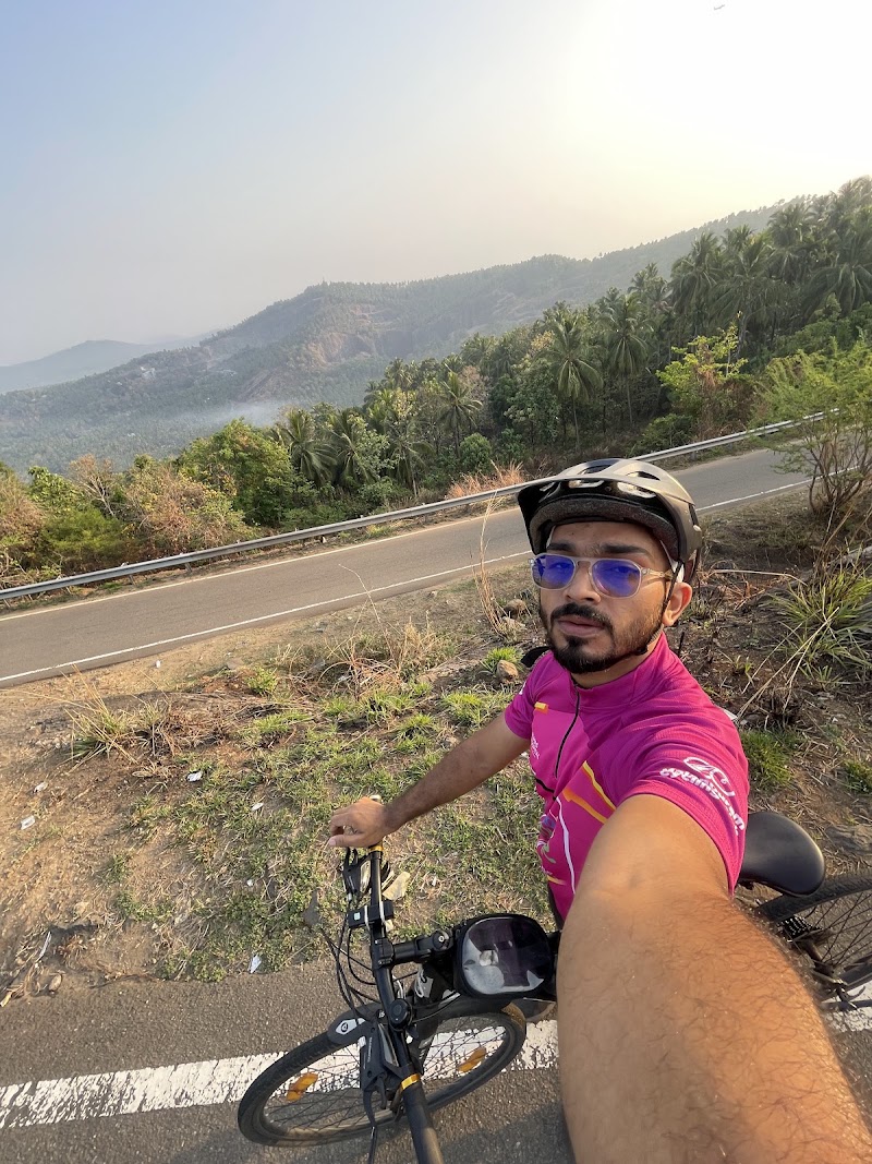 Cheruppadimala hairpin view point